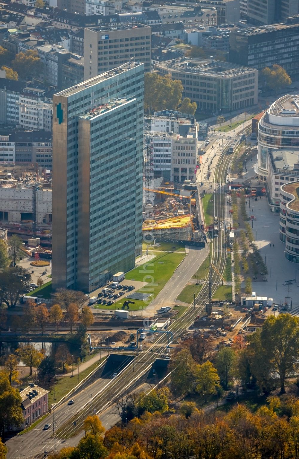 Düsseldorf from above - Construction for the new building of the Koe- tunnel at the skyscraper Dreischeibenhaus along Berliner Allee in Dusseldorf in North Rhine-Westphalia