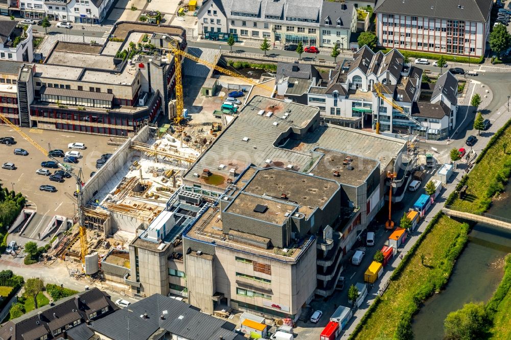 Meschede from the bird's eye view: Building of the indoor arena Stadthalle Meschede of Fokus Development AG on Winziger Platz in Meschede in the state North Rhine-Westphalia, Germany