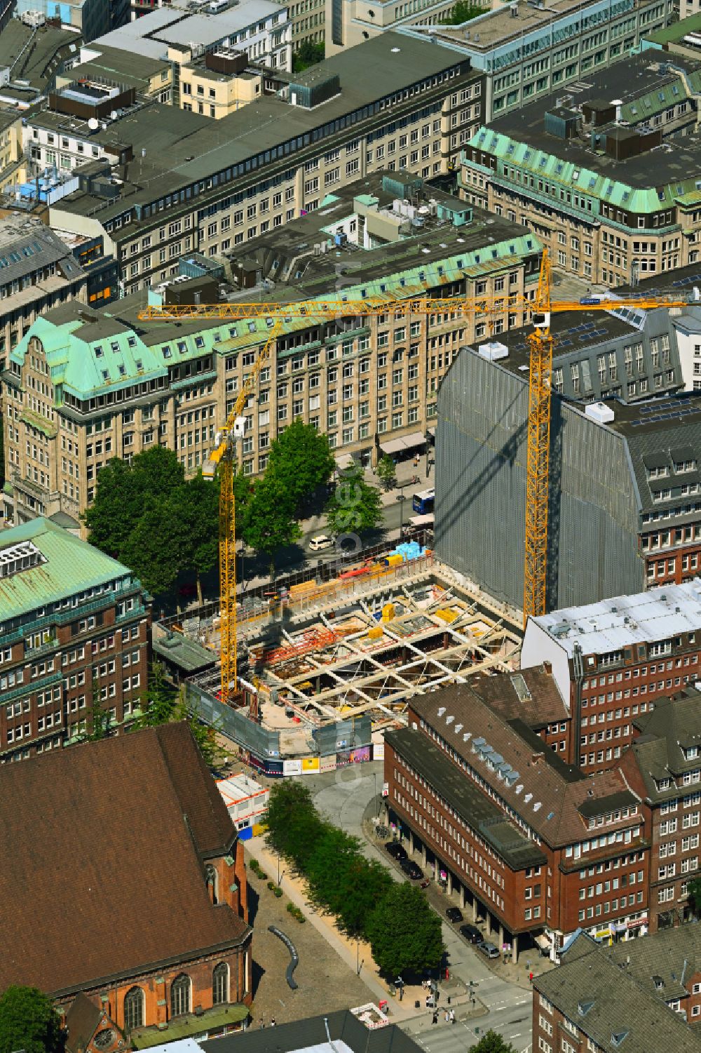 Hamburg from the bird's eye view: Construction site for the new residential and commercial building Elisen-Palais on street Barkhof - Bugenhagenstrasse - Moenckebergstrasse in Hamburg, Germany