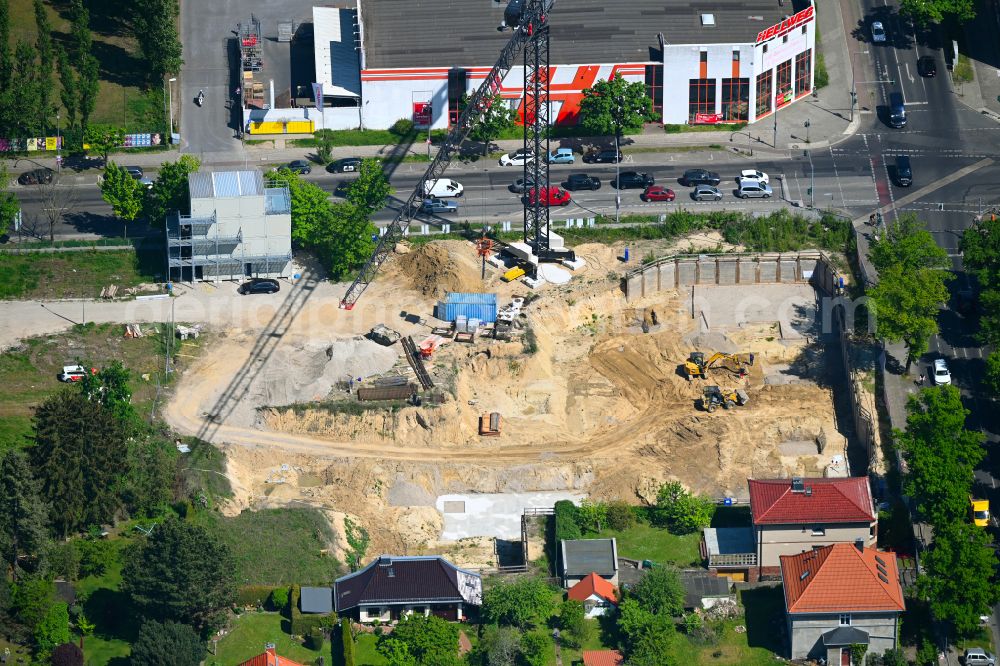 Berlin from the bird's eye view: Construction site for the new residential and commercial building on street Rennbahnstrasse Ecke Roelckestrasse in the district Weissensee in Berlin, Germany