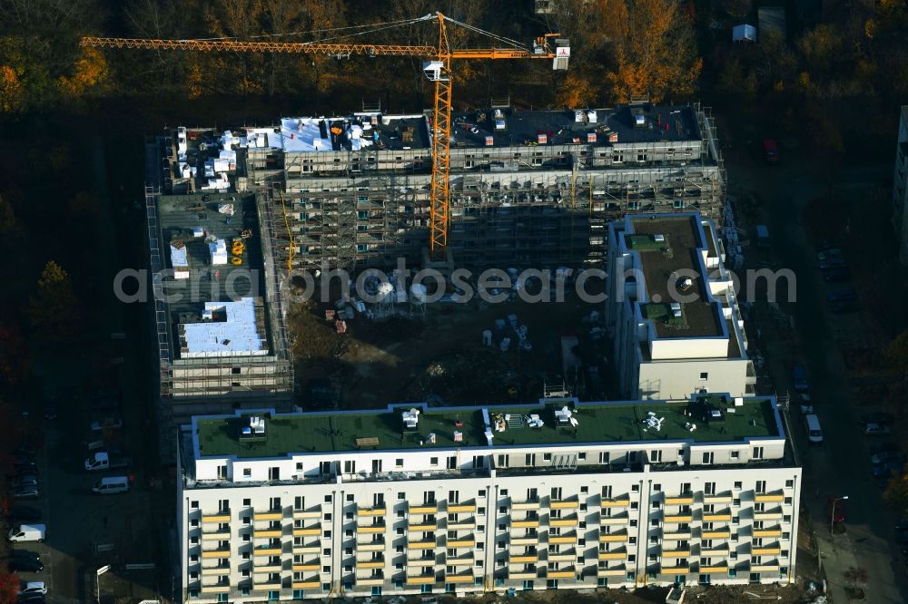 Aerial photograph Berlin - Construction site for the new residential and commercial building on the Schwarzheider Strasse corner Louis-Lewin-Strasse - Forster Strasse in the district Hellersdorf in Berlin, Germany