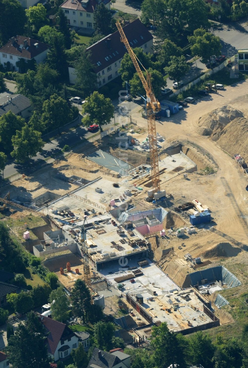 Aerial image Berlin - Construction site for the new residential building Alte Gaertnerei in the Zehlendorf part of Berlin in Germany. The new complex is being built on Sundgauer Strasse and Schlettstadter Strasse. It will include apartments, park and gardens