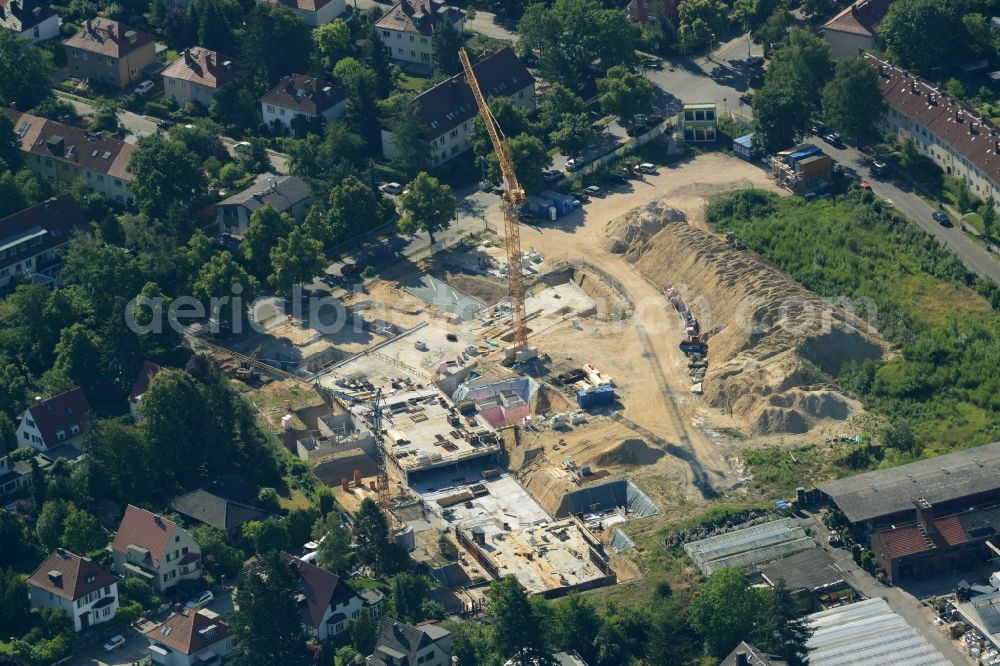 Aerial photograph Berlin - Construction site for the new residential building Alte Gaertnerei in the Zehlendorf part of Berlin in Germany. The new complex is being built on Sundgauer Strasse and Schlettstadter Strasse. It will include apartments, park and gardens