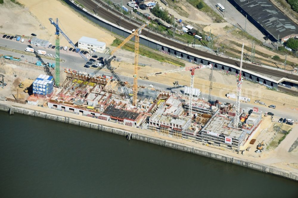 Hamburg from the bird's eye view: Construction site for the new building einer Wohnanlage an der Elbe in Hamburg