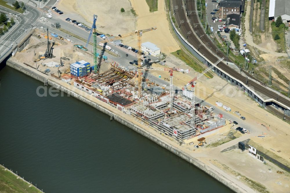 Aerial photograph Hamburg - Construction site for the new building einer Wohnanlage an der Elbe in Hamburg