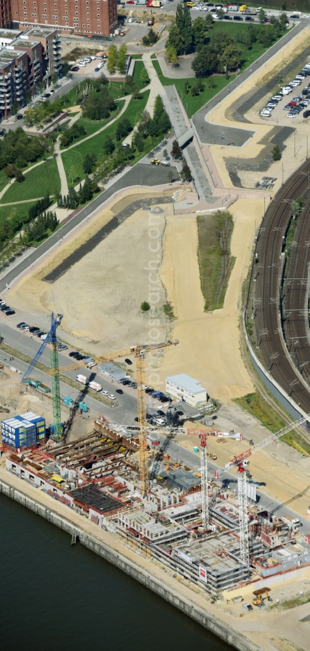 Hamburg from above - Construction site for the new building einer Wohnanlage an der Elbe in Hamburg