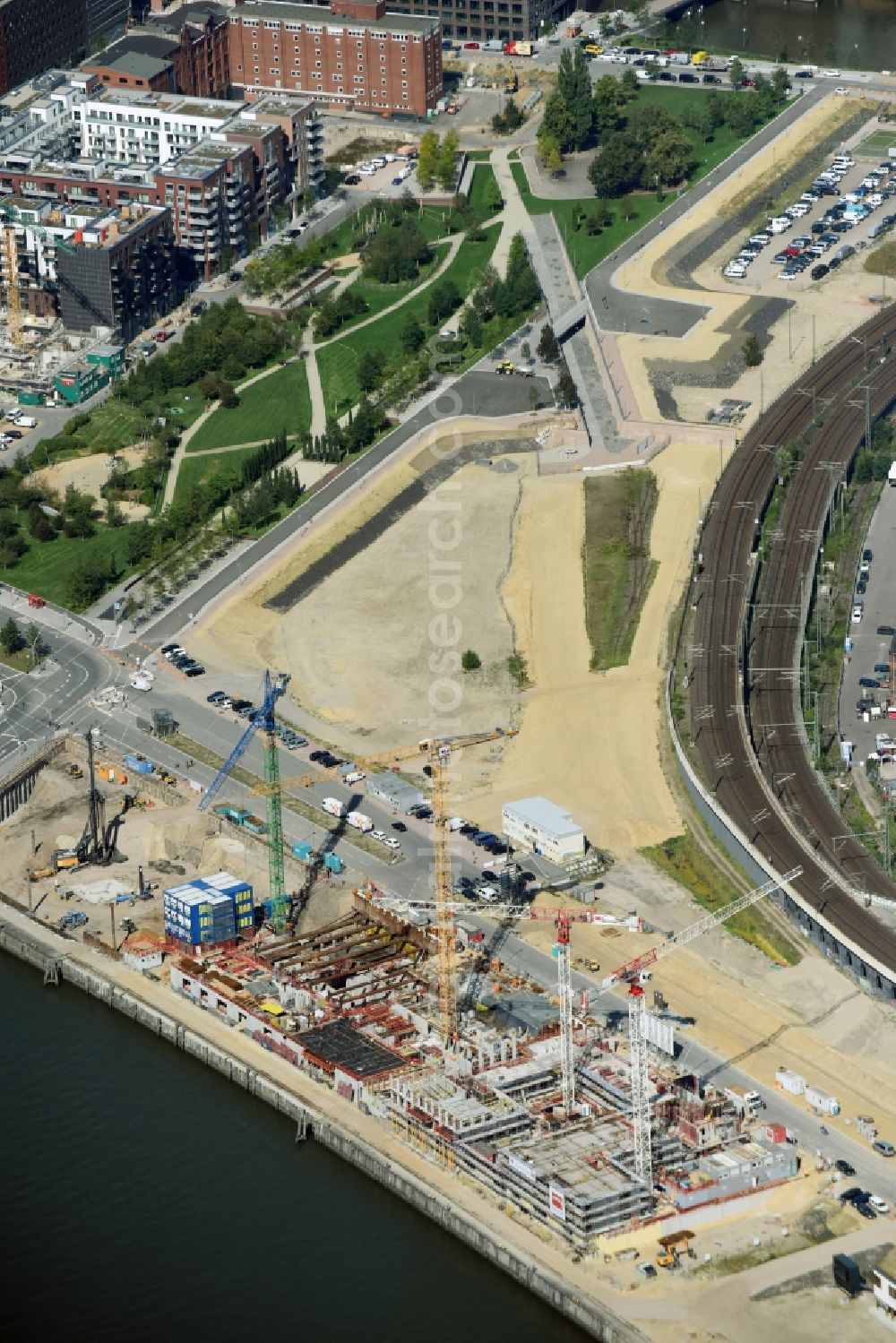 Hamburg from the bird's eye view: Construction site for the new building einer Wohnanlage an der Elbe in Hamburg