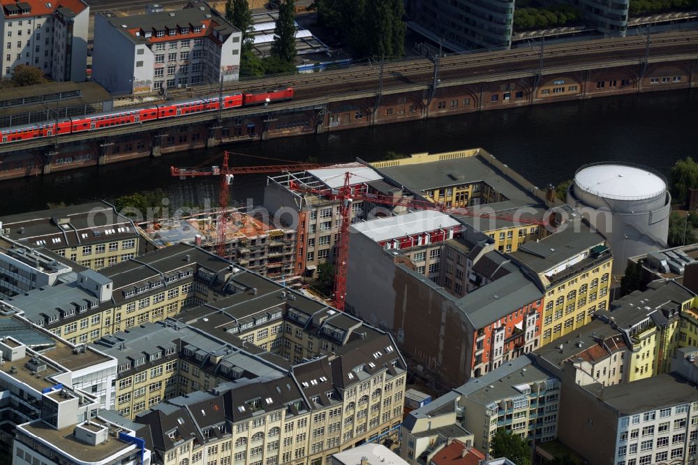 Berlin from the bird's eye view: Construction site for the new residential estate Be Mitte in Rungestrasse in the Mitte part of Berlin in Germany. The construction site is surrounded by residential and office buildings and located on the Spree riverbank