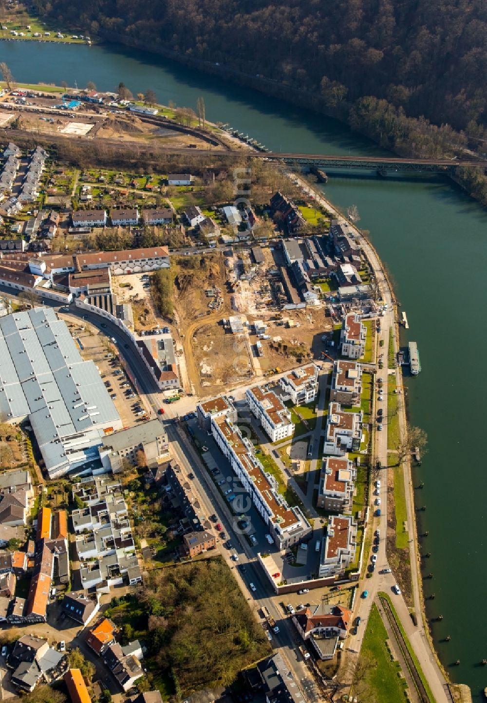 Kettwig from the bird's eye view: Construction site of the residential area Wohnen am Ruhrbogen on the riverbank of the Ruhr in Kettwig in the state of North Rhine-Westphalia