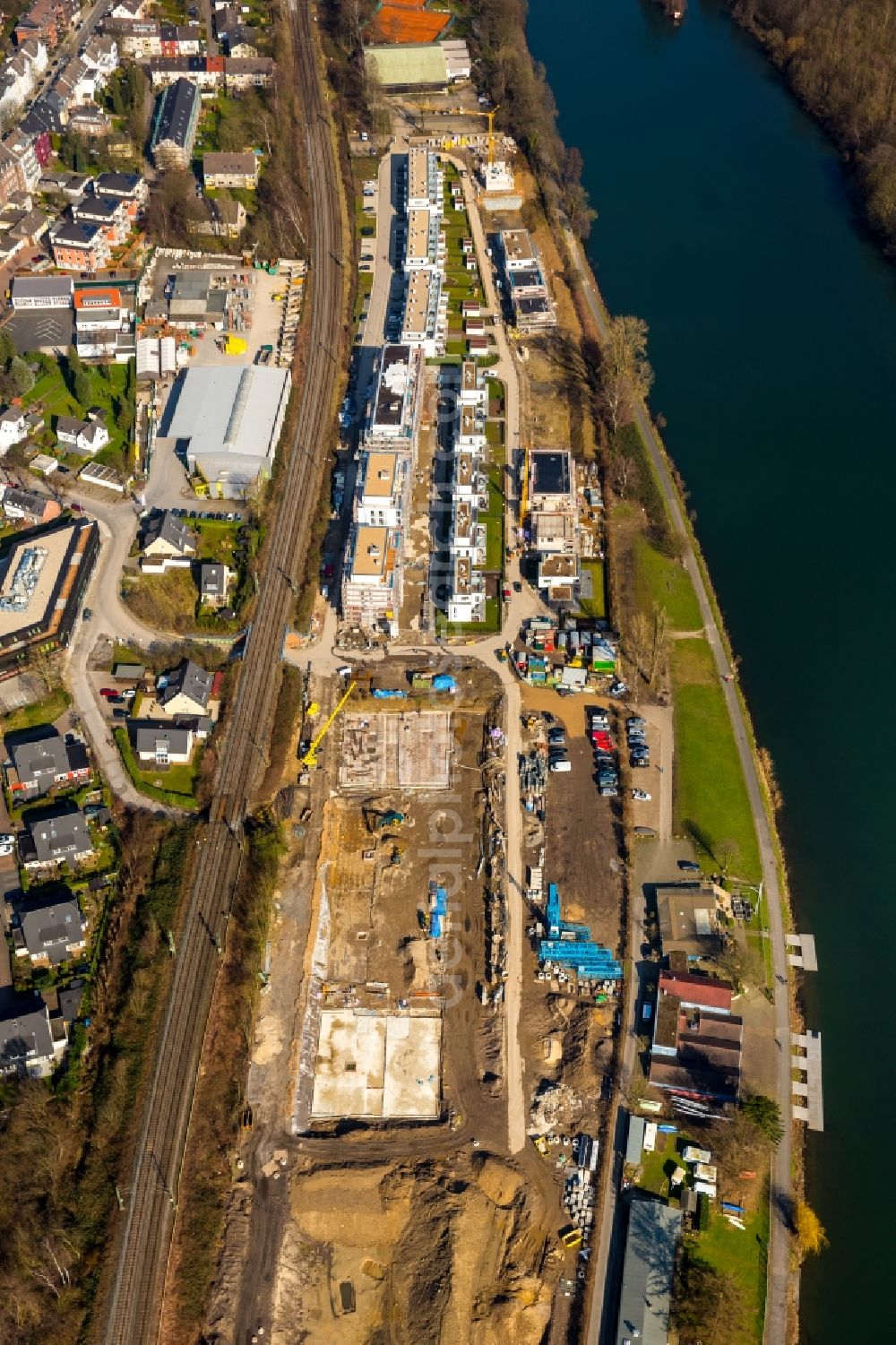 Aerial photograph Kettwig - Construction site of the residential area Wohnen am Ruhrbogen on the riverbank of the Ruhr in Kettwig in the state of North Rhine-Westphalia