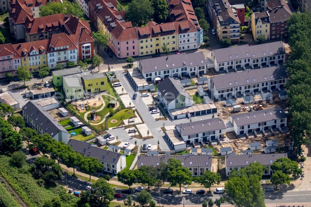 Oberhausen from the bird's eye view: Construction site for new construction residential area of a residential estate of Deutsche Reihenhaus AG at the Renate- Weckwerth- Street in Oberhausen in North Rhine-Westphalia