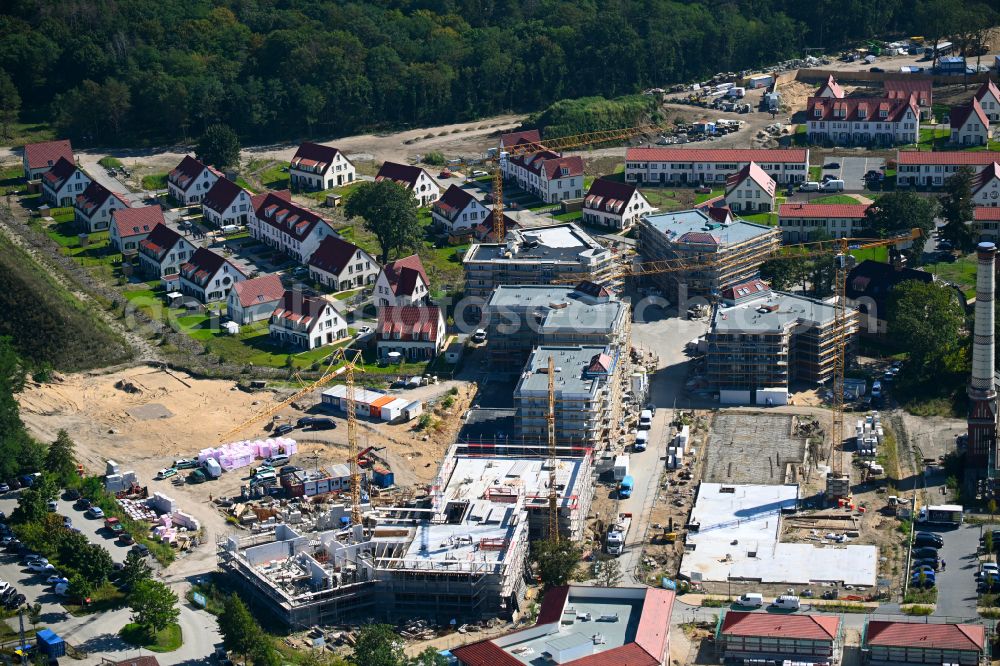 Beelitz from the bird's eye view: Residential area construction site of a mixed development with multi-family houses and single-family houses- New building at the Quartier Beelitz-Heilstaetten in Beelitz in the state Brandenburg, Germany