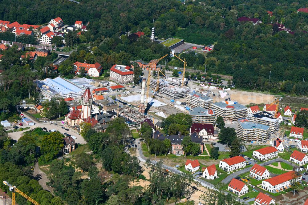 Beelitz from the bird's eye view: Residential area construction site of a mixed development with multi-family houses and single-family houses- New building at the Quartier Beelitz-Heilstaetten in Beelitz in the state Brandenburg, Germany