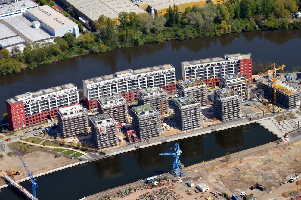 Frankfurt am Main from the bird's eye view: Zechbau GmbH - Construction site of residential buildings on the harbor island of Main in Frankfurt / Main in Hesse