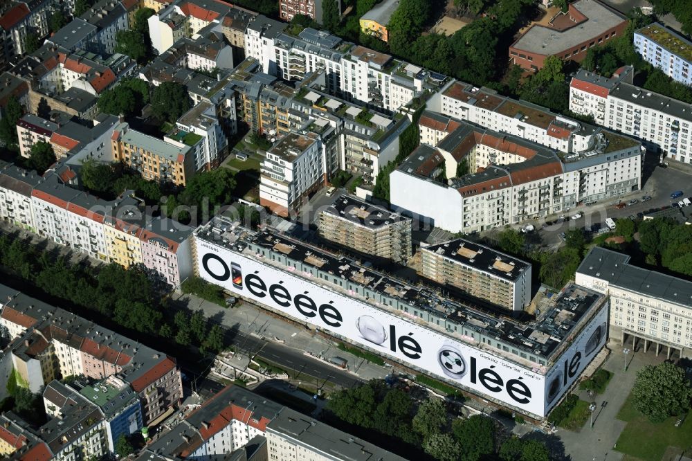 Aerial image Berlin - Building site for construction of a residential house and commercial building supervised by the DIW Bau GmbH at the Warschauer Strasse near Frankfurter Tor in Berlin in Germany