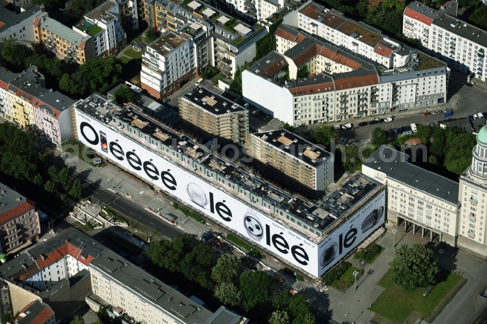 Berlin from the bird's eye view: Building site for construction of a residential house and commercial building supervised by the DIW Bau GmbH at the Warschauer Strasse near Frankfurter Tor in Berlin in Germany