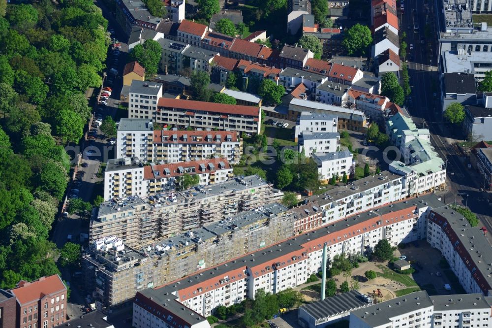 Aerial photograph Berlin - Construction site for the new building of a residential area on Adlershofer Strasse in the Koepenick part of Berlin in Germany. Several residential buildings and estates are located between Adlershofer Strasse, Glienicker Strasse und Gruenauer Strasse. They are located adjacent to the park and facilities of the cemetery of the St. Laurentius community and parish