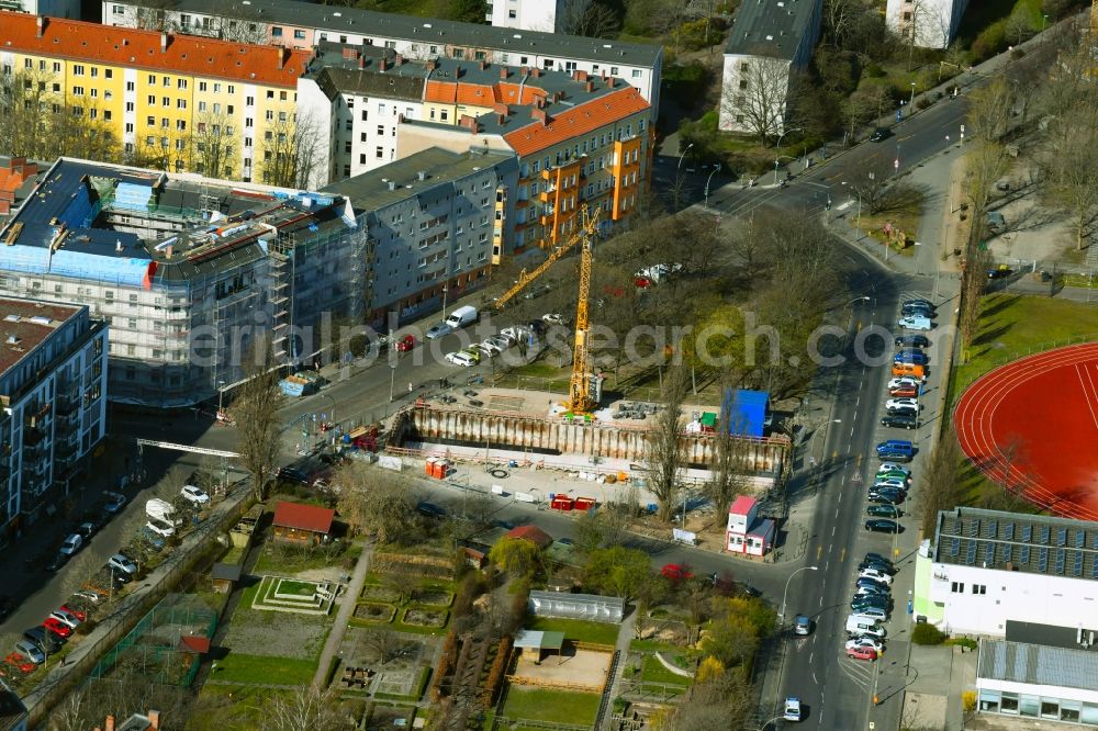 Berlin from the bird's eye view: Construction site for the multi-family residential building of Bauvorhabens Bosse & Spree on Bossestrasse - Persiusstrasse in the district Friedrichshain in Berlin, Germany