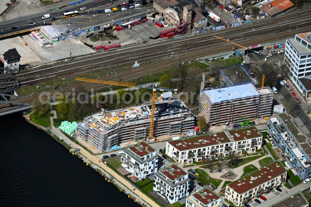 Berlin from the bird's eye view: Construction site for the multi-family residential building on Dora-Benjonin-Park and of Spree in the district Friedrichshain in Berlin, Germany