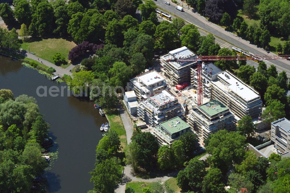 Berlin from the bird's eye view: Construction site for the multi-family residential building Am Generalshof - Uferweg Alte Spree in the district Koepenick in the district Koepenick in Berlin, Germany