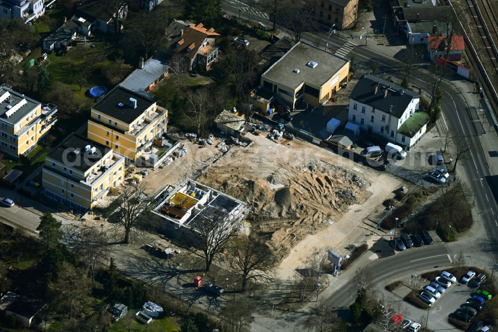 Berlin from the bird's eye view: Construction site for the multi-family residential building on Gutenbergstrasse - Hertwigswalder Steig in the district Kaulsdorf in Berlin, Germany