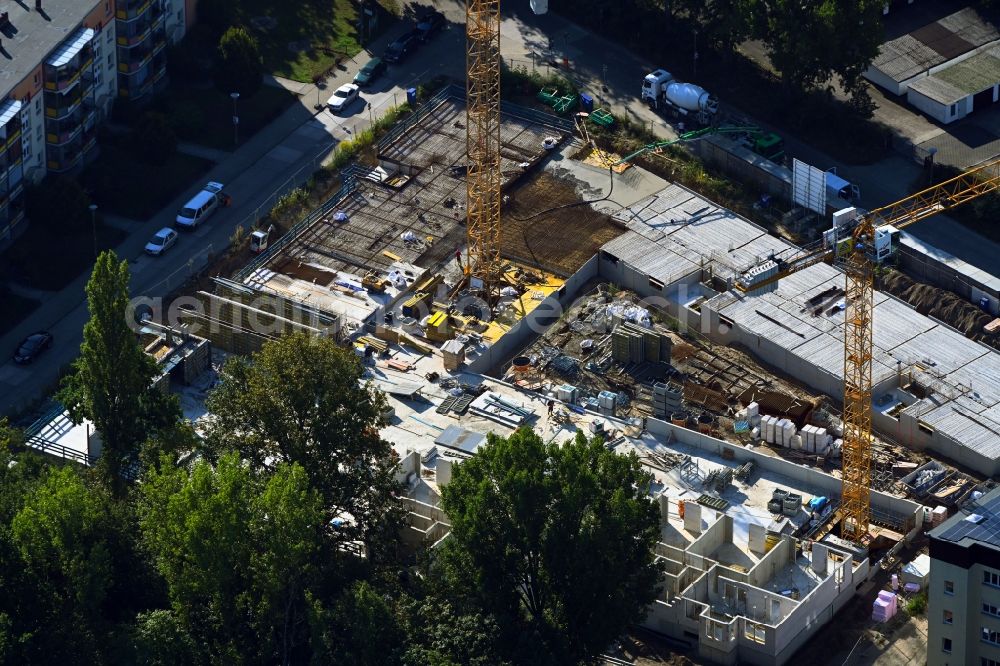 Berlin from the bird's eye view: Construction site for the multi-family residential building on Hartriegelstrasse - Moosstrasse in the district Niederschoeneweide in Berlin, Germany