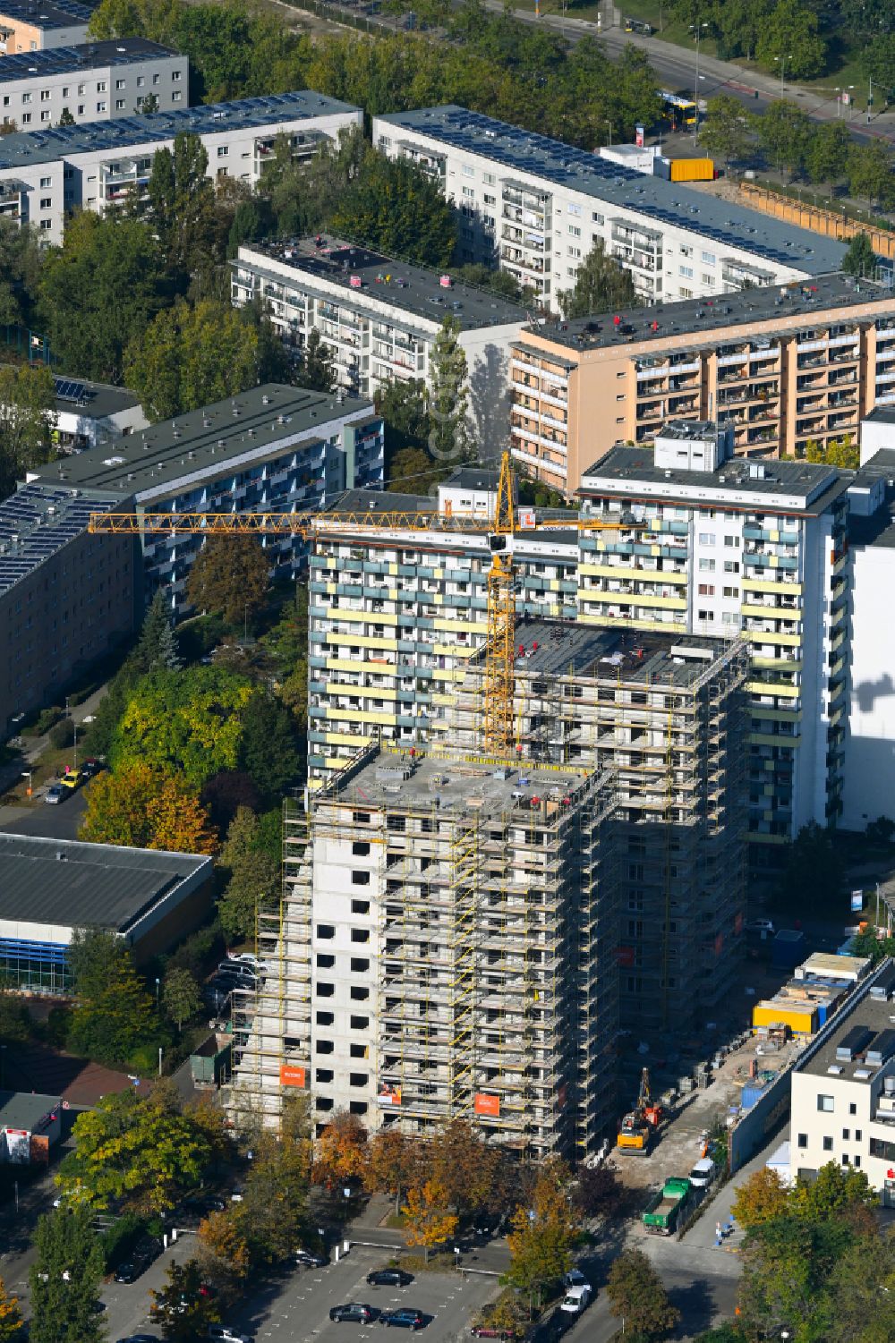 Berlin from the bird's eye view: Construction site for the multi-family residential building on Ludwigsluster Strasse on street Teterower Ring in the district Hellersdorf in Berlin, Germany