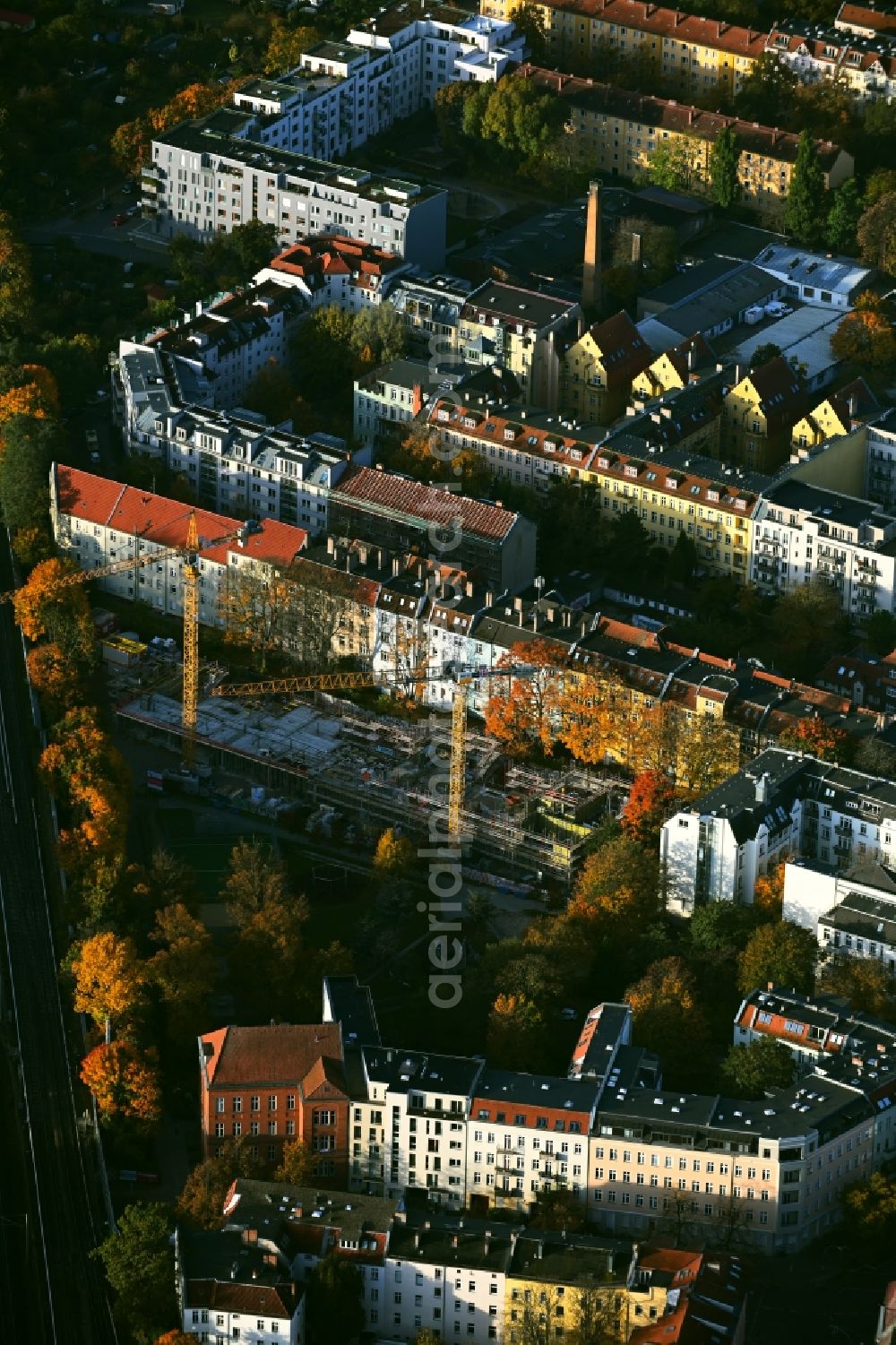 Berlin from the bird's eye view: Construction site for the multi-family residential building Muehlenstrasse - Florapromenade in the district Pankow in Berlin, Germany