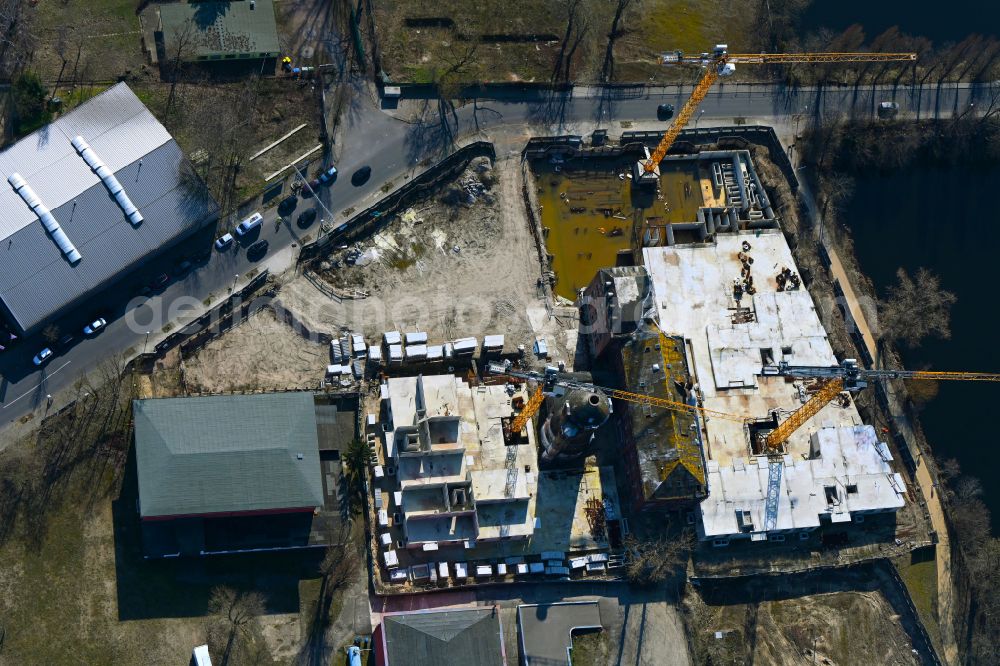 Berlin from the bird's eye view: Construction site for the multi-family residential building on street Kleine Eiswerderstrasse in the district Haselhorst in Berlin, Germany