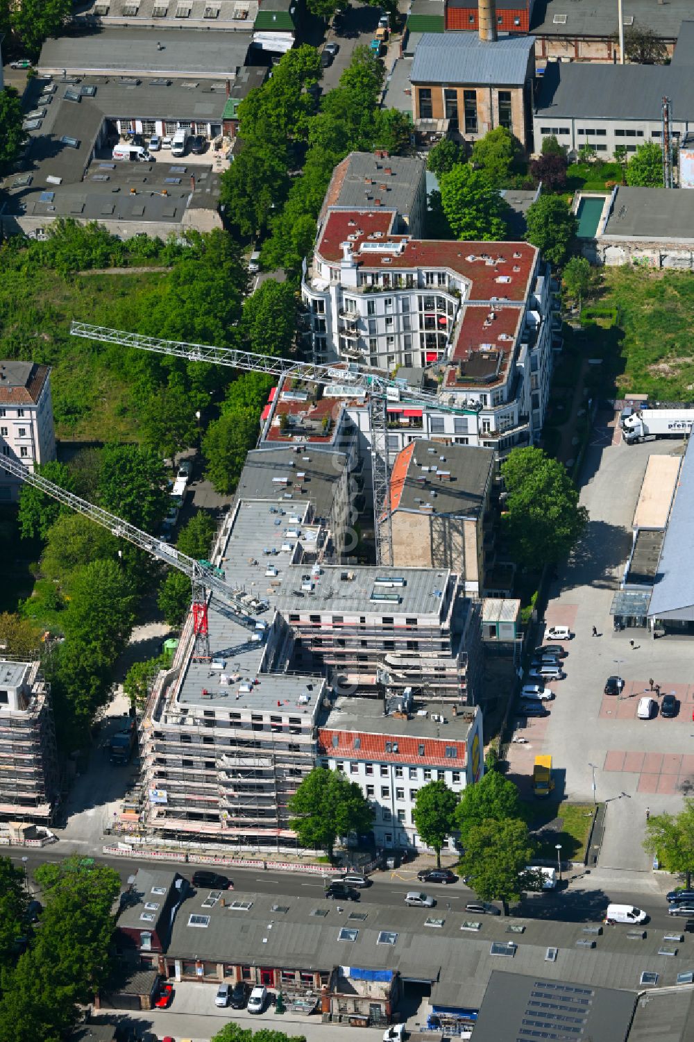 Aerial photograph Berlin - Construction site for the new construction of a multi-family residential building at Roelckestrasse corner Lehderstrasse in the Weissensee district of Berlin, Germany