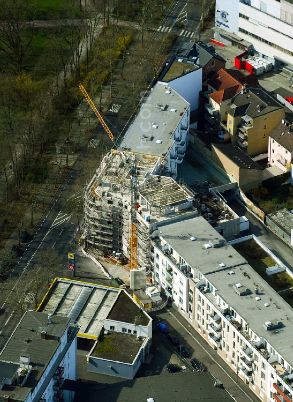 Aschaffenburg from the bird's eye view: Construction site for the multi-family residential building on Platanenallee corner Breslauer Strasse in the district Innenstadt in Aschaffenburg in the state Bavaria, Germany