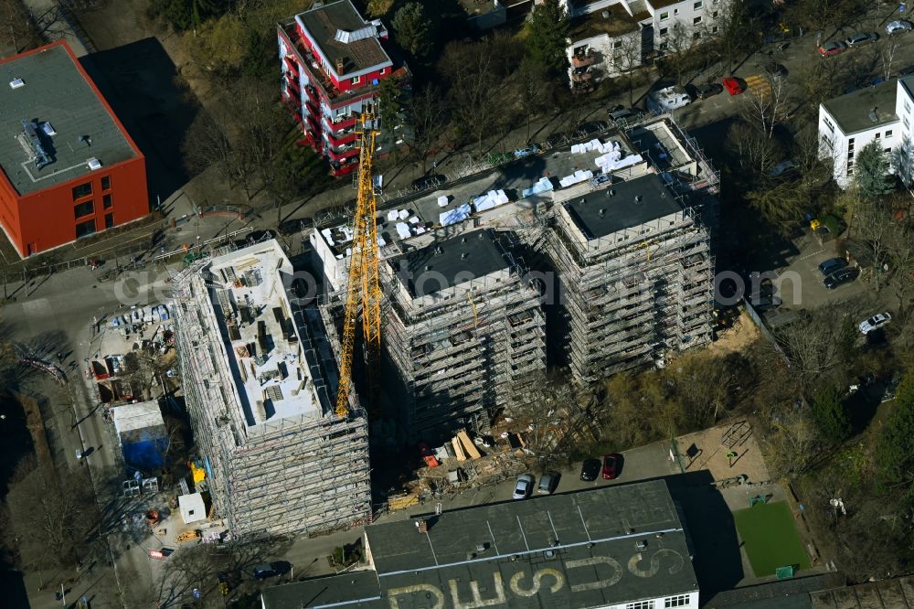 Berlin from the bird's eye view: Construction site for the multi-family residential building of the project entSPANDAU on Flankenschanze in the district Spandau in Berlin, Germany