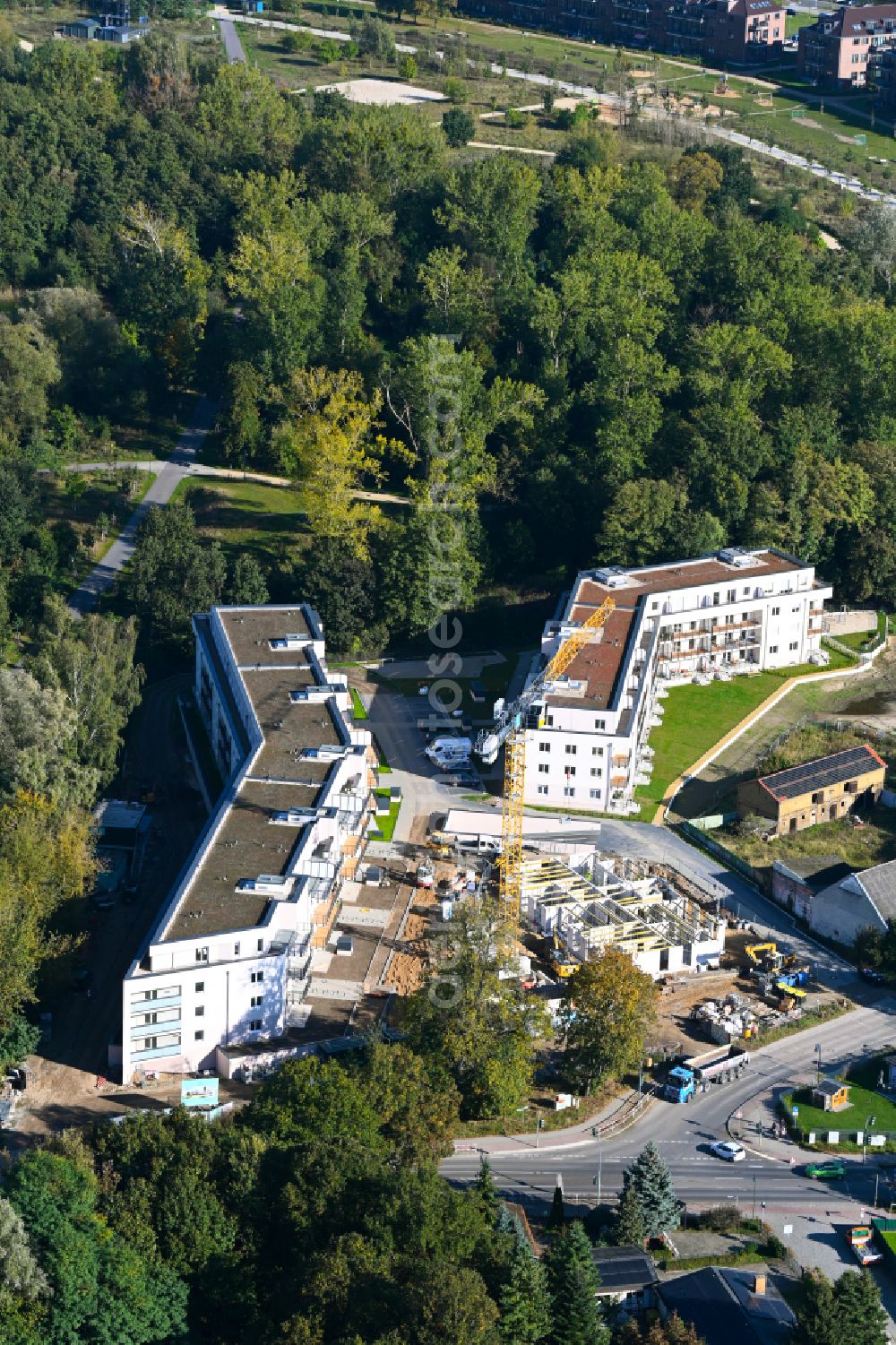 Bernau from the bird's eye view: Construction site for the multi-family residential building of Projekts Panke Aue on Schoenfelder Weg in Bernau in the state Brandenburg, Germany