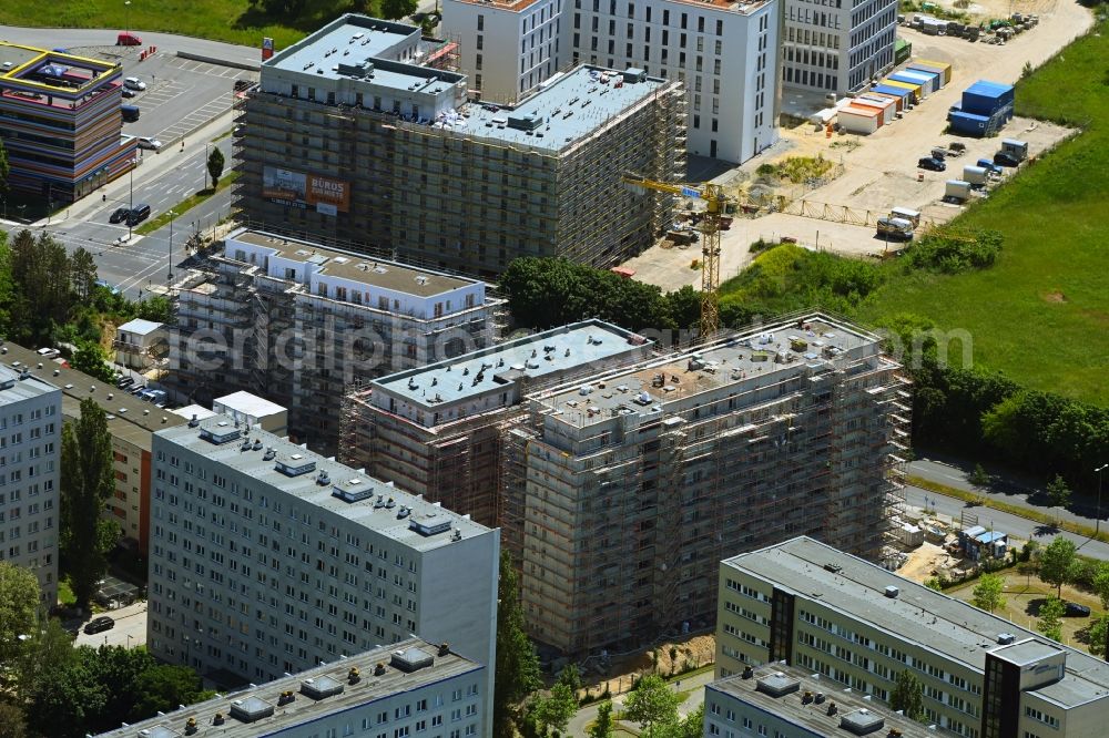 Berlin from the bird's eye view: Construction site for the multi-family residential building on Schuetzenstrasse in the district Altglienicke in Berlin, Germany