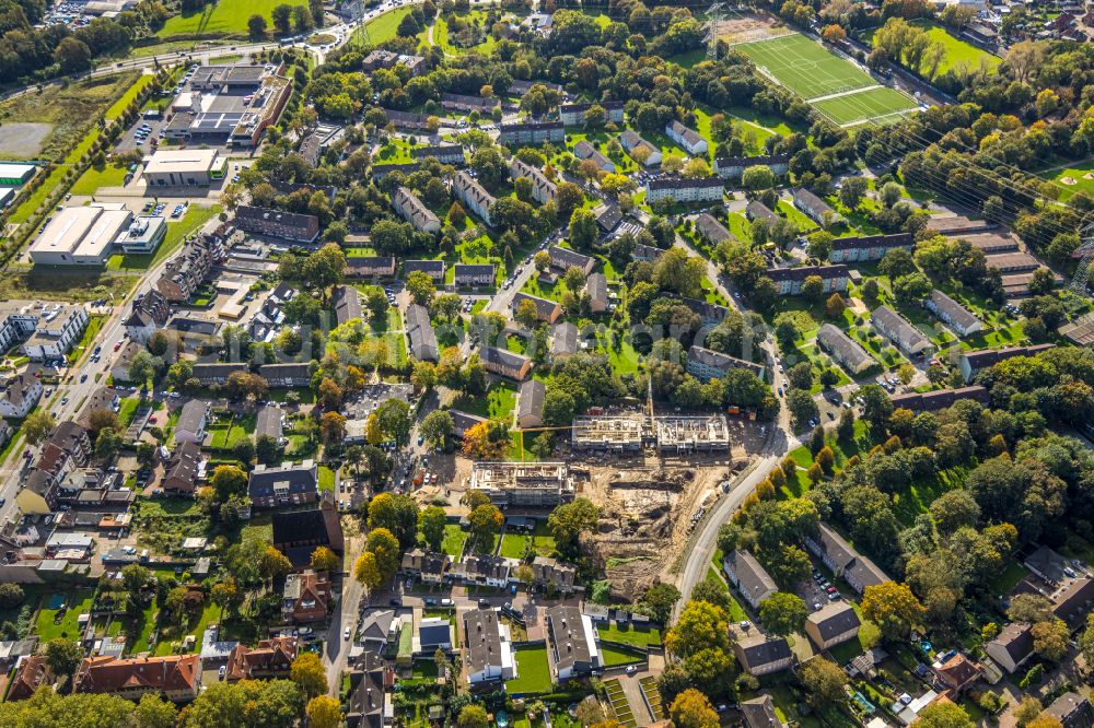 Dinslaken from the bird's eye view: Construction site for the multi-family residential building Solarquartier on street Knappenstrasse in the district Eppinghoven in Dinslaken at Ruhrgebiet in the state North Rhine-Westphalia, Germany