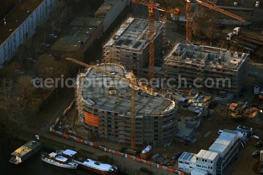 Berlin from the bird's eye view: Construction site for the multi-family residential building Speicher Ballett on Parkstrasse in the district Hakenfelde in Berlin, Germany