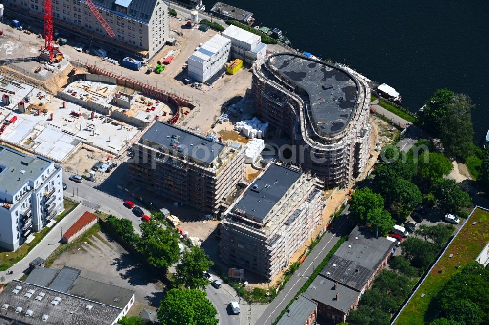 Berlin from the bird's eye view: Construction site for the multi-family residential building Speicher Ballett on Parkstrasse in the district Hakenfelde in Berlin, Germany