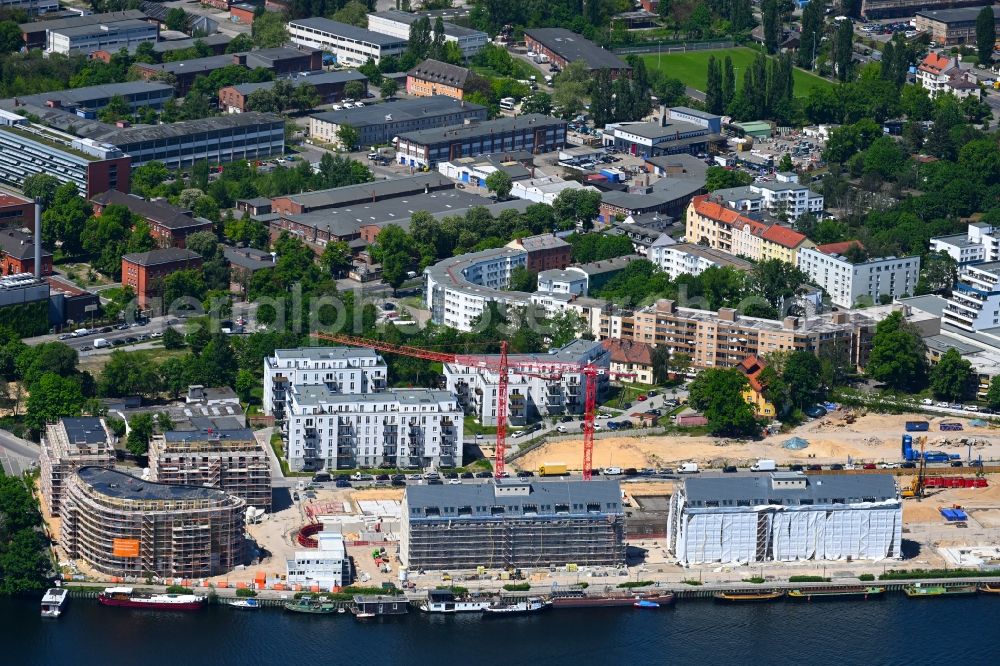 Berlin from the bird's eye view: Construction site for the multi-family residential building Speicher Ballett on Parkstrasse in the district Hakenfelde in Berlin, Germany