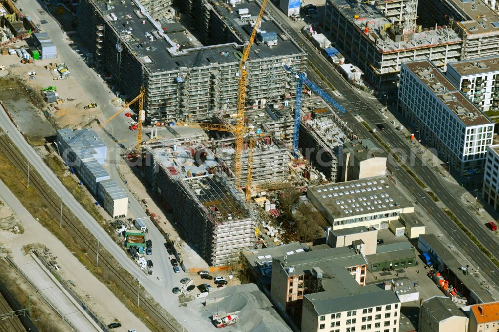 Berlin from the bird's eye view: Construction site for the multi-family residential building QH-Spring on Heidestrasse corner Lydia-Rabinowitsch-Strasse in the district Moabit in Berlin, Germany