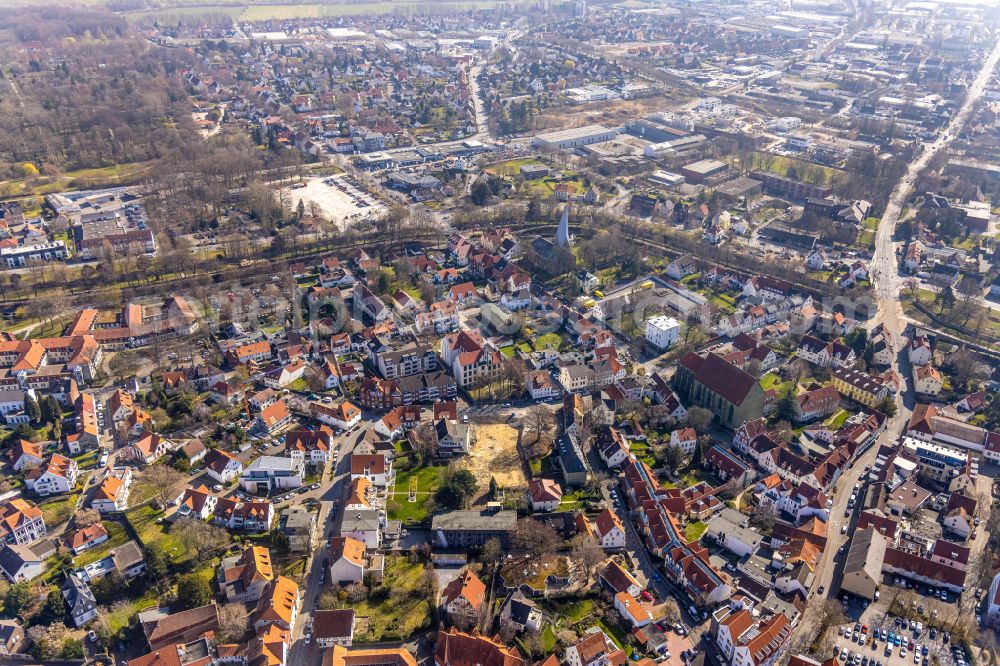 Soest from the bird's eye view: Construction site for the multi-family residential building Thomaehofe Quartier on street Thomaestrasse in Soest in the state North Rhine-Westphalia, Germany