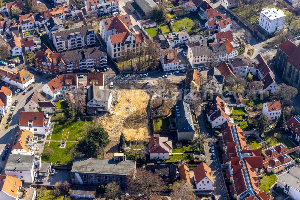 Soest from the bird's eye view: Construction site for the multi-family residential building Thomaehofe Quartier on street Thomaestrasse in Soest in the state North Rhine-Westphalia, Germany