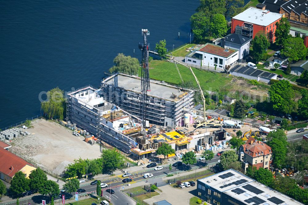 Aerial photograph Berlin - Construction site for the multi-family residential building on the banks of the Spree river on street Schnellerstrasse in the district Schoeneweide in Berlin, Germany