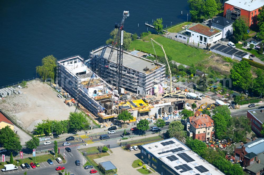 Aerial image Berlin - Construction site for the multi-family residential building on the banks of the Spree river on street Schnellerstrasse in the district Schoeneweide in Berlin, Germany