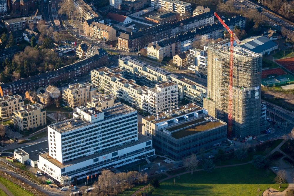 Aerial photograph Düsseldorf - Construction site for the new construction of the high-rise residential building Rheinkilometer 740 (RKM 740) on Am Heerdter Krankenhaus in Duesseldorf in the state North Rhine-Westphalia, Germany