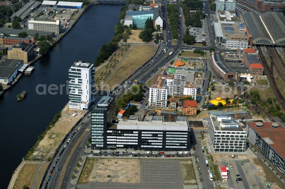 Aerial image Berlin - Construction site of a residential high rise complex on the Northern riverbank of the river Spree in the Friedrichshain part of Berlin in Germany. The apartment buildings and towers are being built on Mariane-Von-Rantzau Strasse in close vicinity of the Mercedes Benz distribution headquarters Germany and newly built residential buildings. The two towers are a project of Wohnkompanie and are being called Max & Moritz