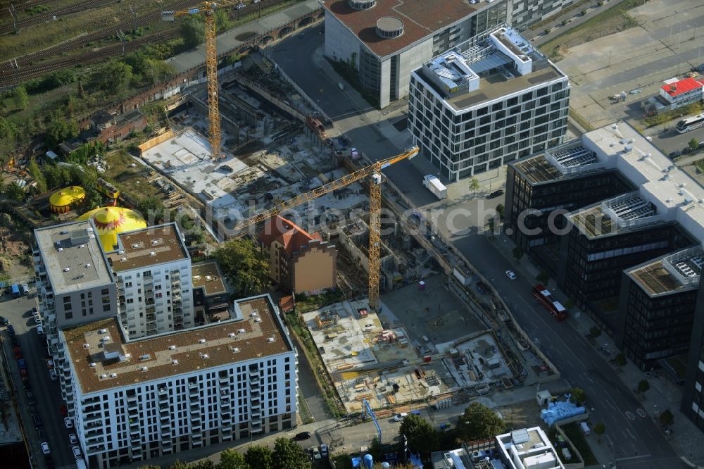 Aerial photograph Berlin - Construction site of a residential high rise complex on the Northern riverbank of the river Spree in the Friedrichshain part of Berlin in Germany. The apartment buildings and towers are being built on Mariane-Von-Rantzau Strasse in close vicinity of newly built residential buildings. The two towers are a project of Wohnkompanie and are being called Max & Moritz