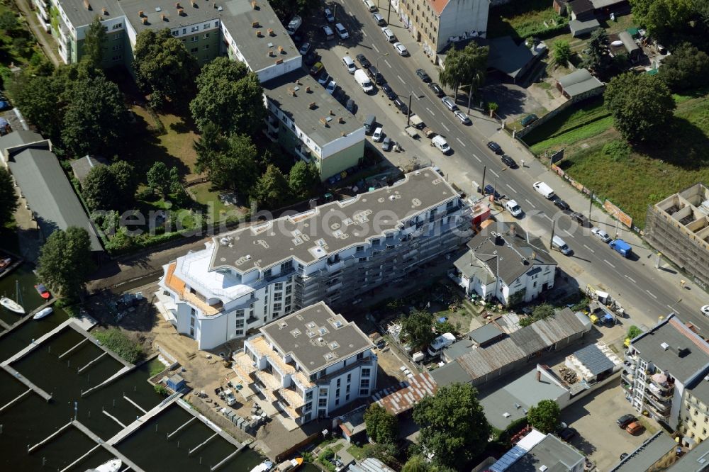 Berlin from the bird's eye view: Construction site for the new building of a residential complex on the Dahme riverbank in the Koepenick part of Berlin in Germany. Marina Quartier 83 with luxury appartments and balconies and terraces is being built on the riverbank