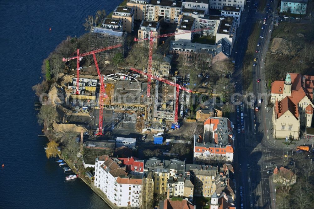 Berlin Köpenick from the bird's eye view: Construction site for new residential construction of RESIDENTIAL QUARTER UFERKRONE at the riverside at Linden Street in Berlin Koepenick