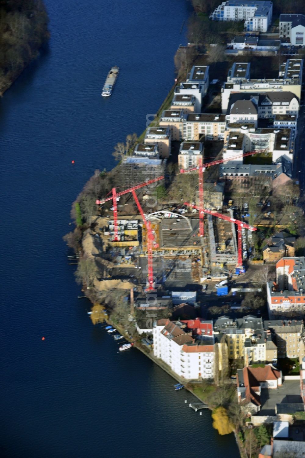 Aerial image Berlin Köpenick - Construction site for new residential construction of RESIDENTIAL QUARTER UFERKRONE at the riverside at Linden Street in Berlin Koepenick