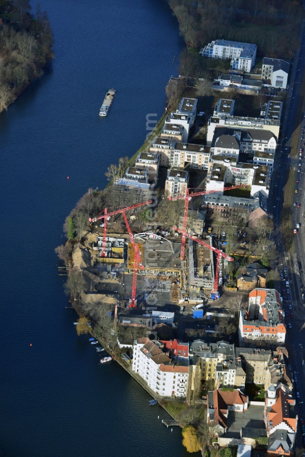 Aerial photograph Berlin Köpenick - Construction site for new residential construction of RESIDENTIAL QUARTER UFERKRONE at the riverside at Linden Street in Berlin Koepenick